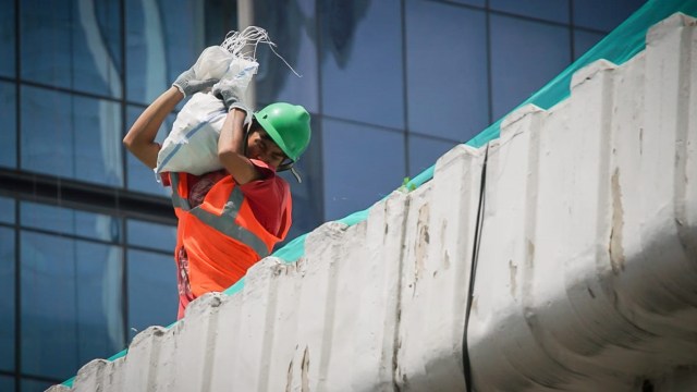 Pekerja sedang membongkar jembatan penyebrangan orang (JPO) di kawasan Tosari, Jalan Jenderal Sudirman, Jakarta, Minggu (16/12). (Foto: Jamal Ramadhan/kumparan)