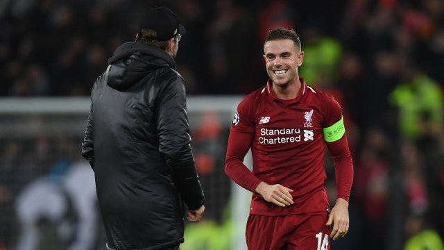 Ekspresi kebahagiaan kapten Liverpool, Jordan Henderson, setelah The Reds memastikan diri melaju ke babak 16 besar Liga Champions 2018/19. (Foto: Paul ELLIS/AFP)