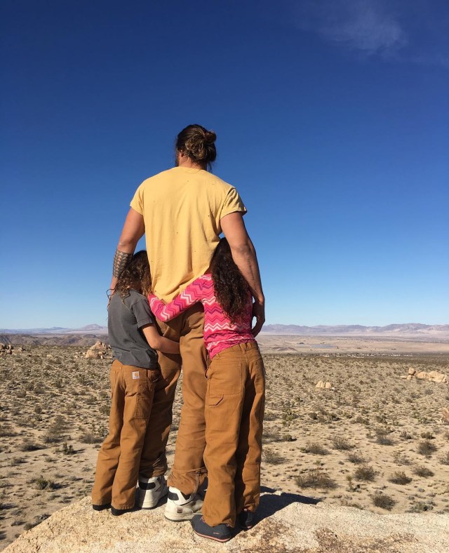 Jason Momoa bersama anaknya. (Foto: Instagram/@prideofgypsies)