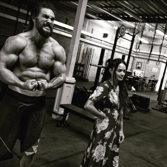Jason Momoa bersama istrinya. (Foto: Instagram/@prideofgypsies)