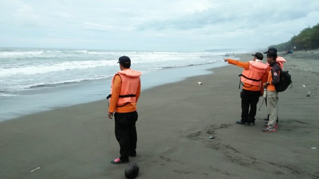 Anggota Basarnas melakukan pencarian empat korban yang terseret arus  di pantai Petanahan, Kebumen, Minggu (16/12) (Foto: Dok. Basarnas)