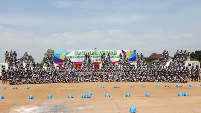 Pasukan Garuda Bhayangkara mengikuti upacara Tradisi Pembaretan sebelum dikirim ke misi perdamaian PBB. (Foto: Dok. Humas Polri)