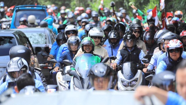 Prabowo diboncengi driver ojek online di Sentul. (Foto: Dok. Timses Prabowo)