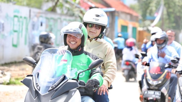Prabowo diboncengi driver ojek online di Sentul. (Foto: Dok. Timses Prabowo)
