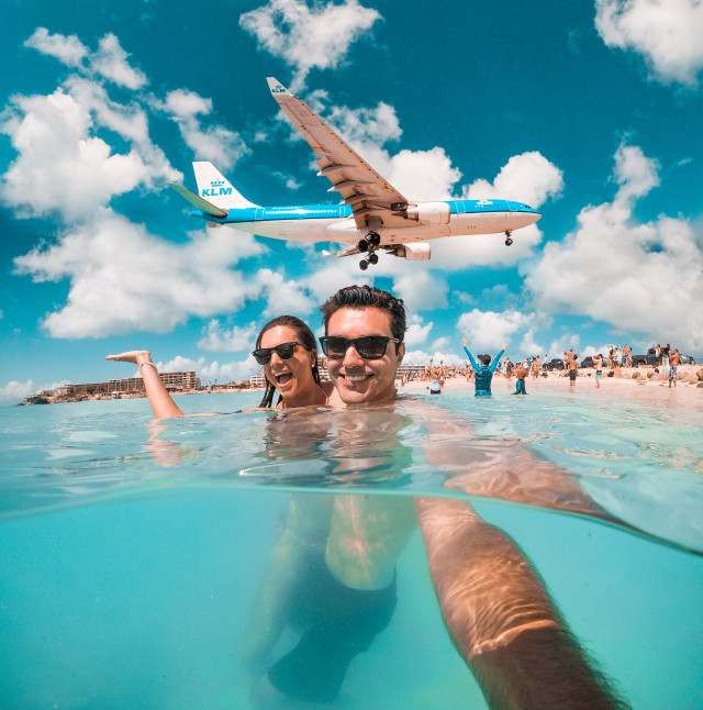 Wisatawan di Pantai Maho Berfoto dengan Pesawat yang Hendak Mendarat (Foto: Shutter Stock)
