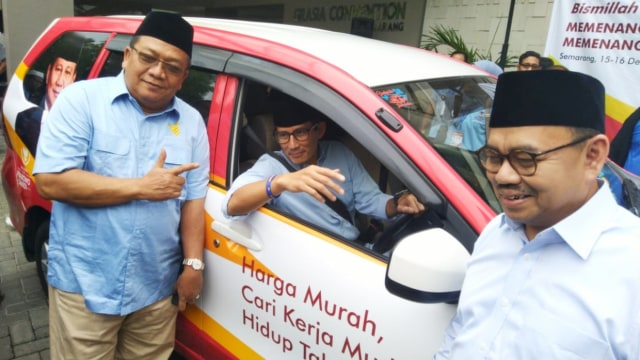 Cawapres Sandiaga Uno (tengah) resmikan kendaraan kampanye di Jawa Tengah. (Foto: Afiati Tsalitsati/kumparan)