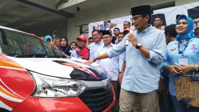 Cawapres Sandiaga Uno (kedua kanan)  resmikan kendaraan kampanye di Jawa Tengah. (Foto: Afiati Tsalitsati/kumparan)
