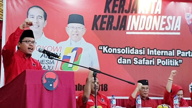 Zuhairi Misrawi memberikan pandangan tentang Pancasila dan Islam di Konsolidasi PDIP Asahan, Sumatera Utara, Minggu (16/12). (Foto: Rafyq Panjaitan/kumparan)