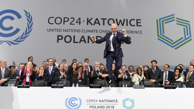 Presiden Michal Kurtyka melompat pada akhir sesi terakhir KTT COP24 tentang perubahan iklim di Katowice, Polandia selatan, (15/12). (Foto: AFP/Janek SKARZYNSKI)