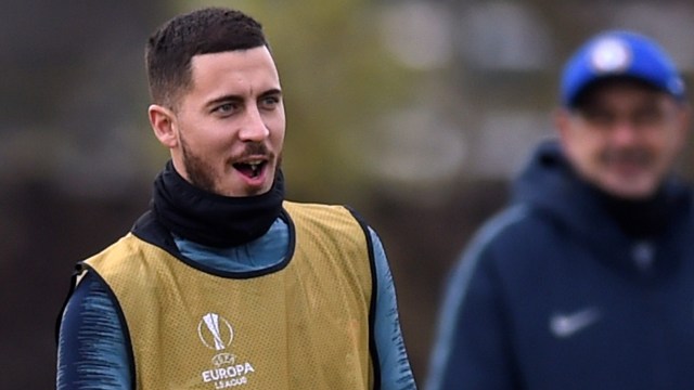 Pemain Chelsea, Eden Hazard, saat berada di sesi latihan bersama Maurizio Sarri. (Foto: Reuters/Adam Holt)