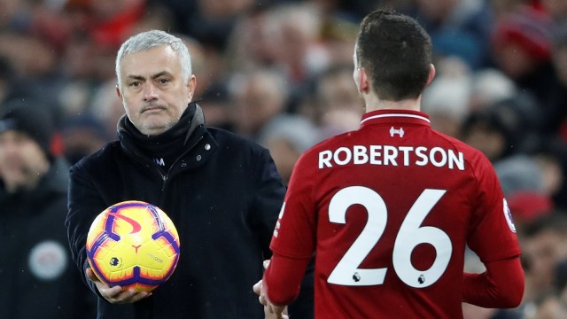 Jose Mourinho memberikan bola kepada Andrew Robertson dalam laga Liverpool vs Manchester United. (Foto: Carl Recine/Reuters)