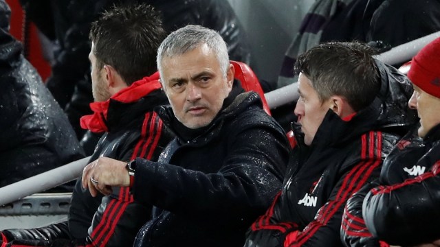 Jose Mourinho memimpin Manchester United saat menghadapi Liverpool. (Foto: Carl Recine/Reuters)