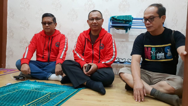 Hasto Kristyanto (kiri) di Ruangan Shalat Bung Karno di Pesanggrahan Bung Karno, Parapat, Sumatera Utara, Senin (17/12). (Foto: Rafyq Panjaitan/kumparan)