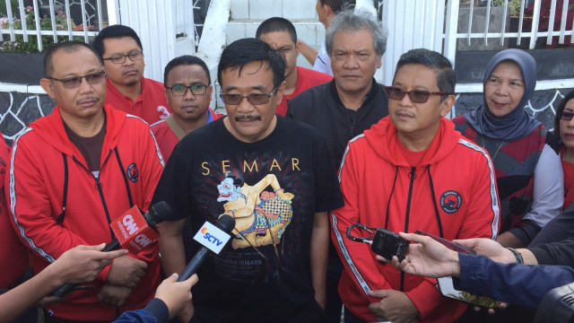 Ketua DPP PDIP Djarot Syaiful Hidayat (tengah) dan Sekjen PDIP Hasto Kristyanto (kanan) di Pesanggrahan Bung Karno, Parapat, Sumut, Senin (17/12) (Foto: Rafyq Panjaitan/kumparan)