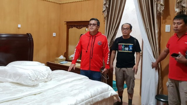 Sekjen PDIP Hasto Kristyanto (kiri) di kamar Bung Karno di Pesanggrahan Bung Karno, Parapat, Sumatera Utara, Senin (17/12). (Foto: Rafyq Panjaitan/kumparan)