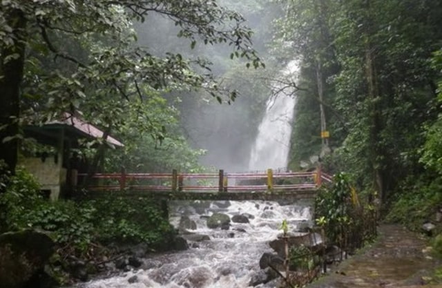 Terapkan Sistem Buka Tutup, Air Terjun Kakek Bodo Tetap Diminati ...