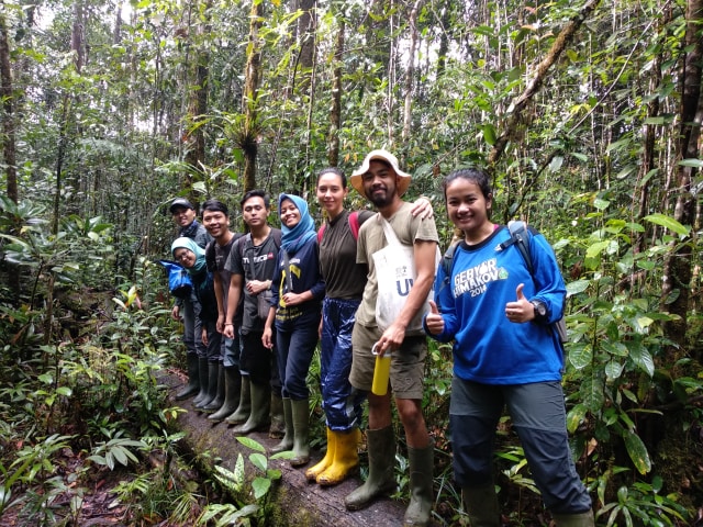 Andayani Ginting (kaus biru) dan tim saat menjelajah Batang Toru (Foto: Sumarwan/HII)