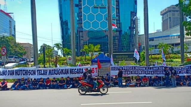Ratusan anggota Serikat Pekerja Jakarta International Container Terminal (SP JICT) demo usir Hutchison di Kementerian BUMN. (Foto:  Resya Firmansyah/kumparan)