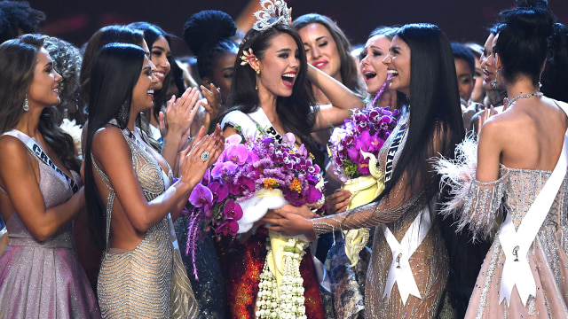 Pemenang Miss Universe 2018 Catriona Gray dari Filipina. Foto: AFP/LILLIAN SUWANRUMPHA