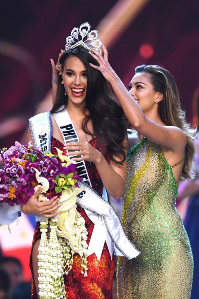Pemenang Miss Universe 2018 Catriona Gray dari Filipina dimahkotai oleh Miss Universe 2017 Demi-Leigh Nel-Peters.  (Foto: AFP/LILLIAN SUWANRUMPHA)