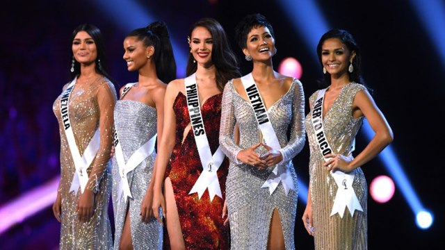 Pemenang Miss Universe 2018 Catriona Gray dari Filipina bersama rekan di top 5. (Foto: AFP/LILLIAN SUWANRUMPHA)