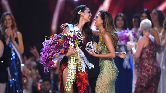 Pemenang Miss Universe 2018 Catriona Gray dari Filipina dimahkotai oleh Miss Universe 2017 Demi-Leigh Nel-Peters.  (Foto: AFP/LILLIAN SUWANRUMPHA)