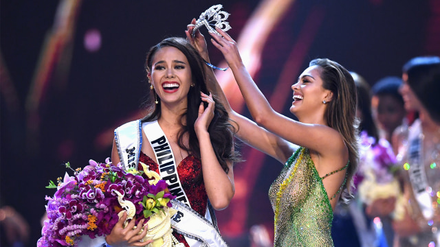 Pemenang Miss Universe 2018 Catriona Gray dari Filipina dimahkotai oleh Miss Universe 2017 Demi-Leigh Nel-Peters.  (Foto: AFP/LILLIAN SUWANRUMPHA)