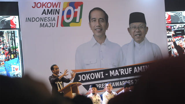 Calon presiden nomor urut 01 Joko Widodo (kiri) memberikan arahan kepada anggota perwakilan partai politik saat Deklarasi Tim Kampanye Daerah. Foto: ANTARA FOTO/Wahdi Septiawan
