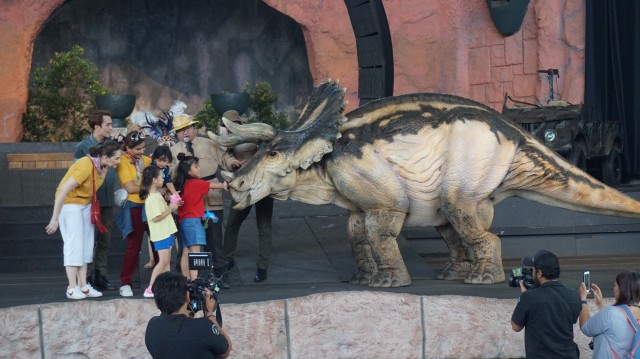 Pertunjukan Dinoland di Dunia Fantasi (Foto: Niken Nurani / kumparan)