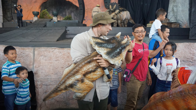 Antusias Pengunjung yang Ingin Pegang 'Dinosaurus' di Dinoland, Dunia Fantasi (Foto: Niken Nurani / kumparan)