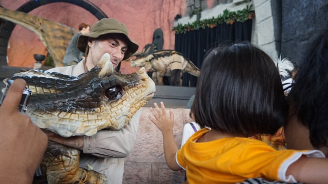 Pengunjung Pegang 'Dinosaurus' Selepas Pertunjukan Dinoland di Dunia Fantasi (Foto: Niken Nurani / kumparan)
