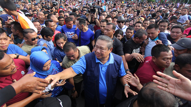 Ketua Umum Partai Demokrat Susilo Bambang Yudhoyono (SBY) menyapa warga saat mengunjungi kota Pekanbaru. (Foto: ANTARA FOTO/Aswaddy Hamid)