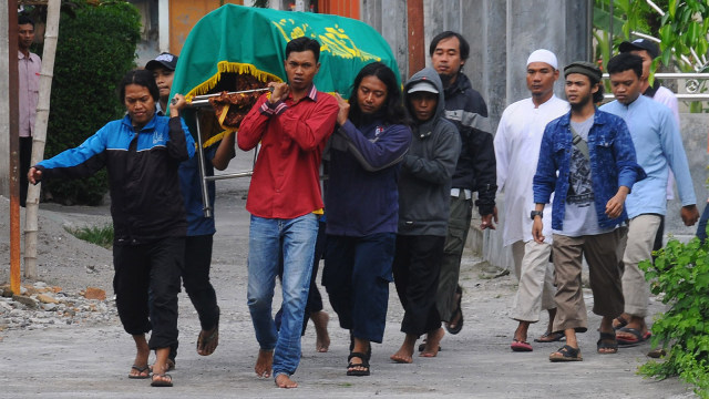 Sejumlah pelayat mengusung keranda jenazah napi kasus terorisme Wawan Prasetyawan di Pedan, Klaten, Jawa Tengah. (Foto: ANTARA FOTO/Aloysius Jarot Nugroho)