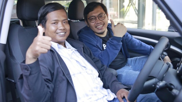 Dedi Heryadi ( kiri) dan Founder & CEO Bukalapak Achmad Zaky (kanan), pengemudi ojek online yang mendapatkan  Mini Cooper hasil serbuannya di program Serbu Seru Bukalapak. (Foto: Dok. Bukalapak)