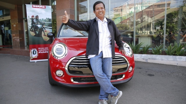 Dedi Heryadi, pengemudi ojek online yang mendapatkan  Mini Cooper hasil serbuannya di program Serbu Seru Bukalapak. (Foto: Dok. Bukalapak)