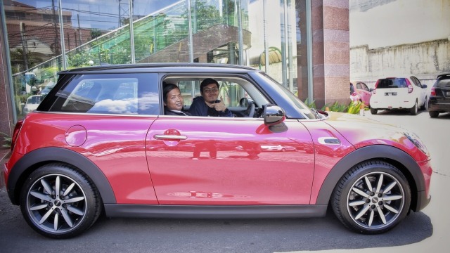 Dedi Heryadi ( kiri) dan Founder & CEO Bukalapak Achmad Zaky (kanan), pengemudi ojek online yang mendapatkan  Mini Cooper hasil serbuannya di program Serbu Seru Bukalapak. (Foto: Dok. Bukalapak)