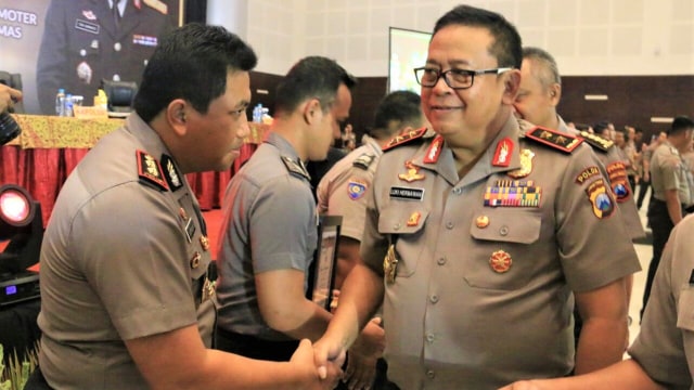 Kapolda Jawa Timur, Luki Hermawan (kanan) saat mengucapkan selamat bertugas kepada Bhabinkamtibmas di Convention Hall Grand City Surabaya, Senin (17/12). (Foto: Dok. Istimewa)