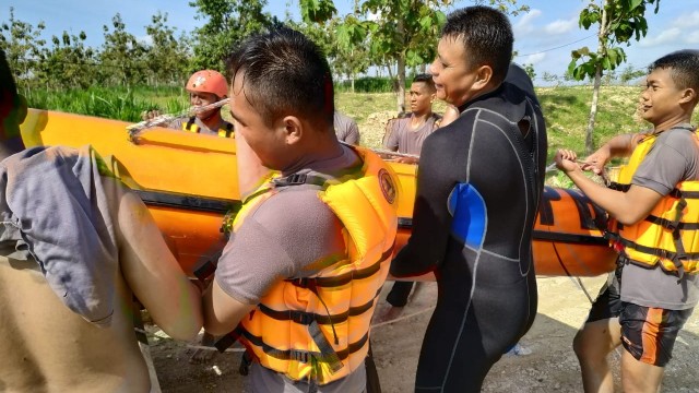Antisipasi Bencana Banjir, Sat Sabhara Polres Blora Latihan SAR (1)