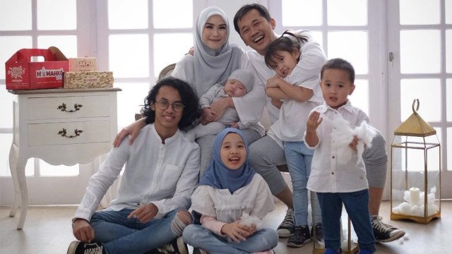 Zaskia Adya Mecca dan keluarga (Foto: Instagram @zaskiadyamecca)