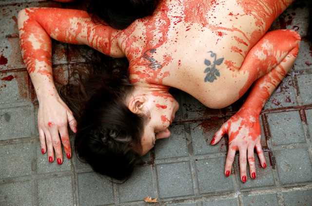Aksi Protes penggunaan bulu & kulit hewan untuk busana di Spanyol (Foto: dok. REUTERS / Albert Gea)