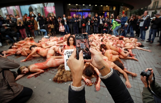 Aksi Protes penggunaan bulu & kulit hewan untuk busana di Spanyol (Foto: dok. REUTERS / Albert Gea)