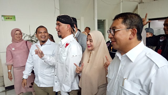 Wakil Ketua DPR RI, Fadli Zon (kanan) temani Ahmad Dhani (tengah) di PN Jaksel. (Foto: Aria Pradana/kumparan)