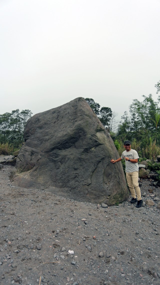 Batu Alien, salah satu spot foto favorit wisatawan (Foto: Aria Sankhyaadi/kumparan)