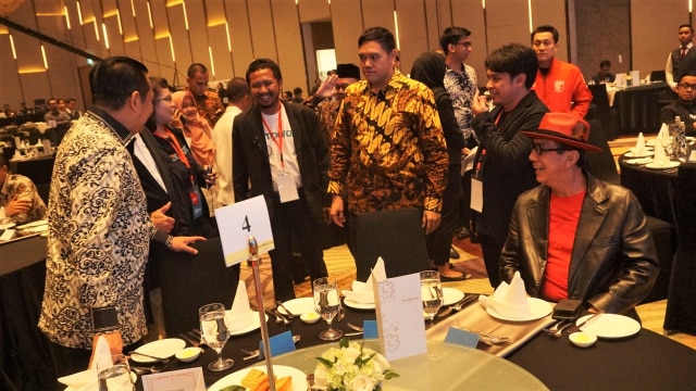 Pemimpin Redaksi kumparan, Arifin Asydhad, saat mendampingi tamu di kumparan Pemilupedia, Hotel The Westin, Jakarta Selatan, Senin (17/12/2018). (Foto: Jamal Ramadhan/kumparan)