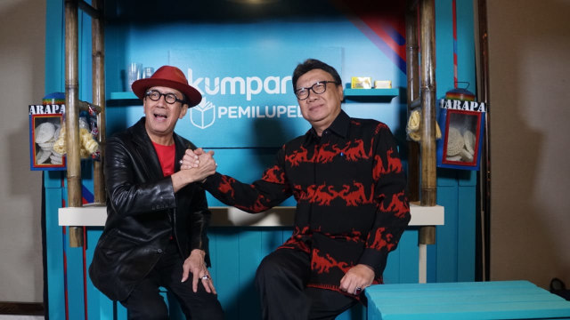 Menteri Hukum dan HAM Yasonna Laoly (kiri) bersama Mendagri Tjahjo Kumolo dipeluncuran kumparan Pemilupedia di Hotel The Westin, Jakarta Selatan, Senin (17/12/2018). (Foto: Iqbal Firdaus/kumparan)