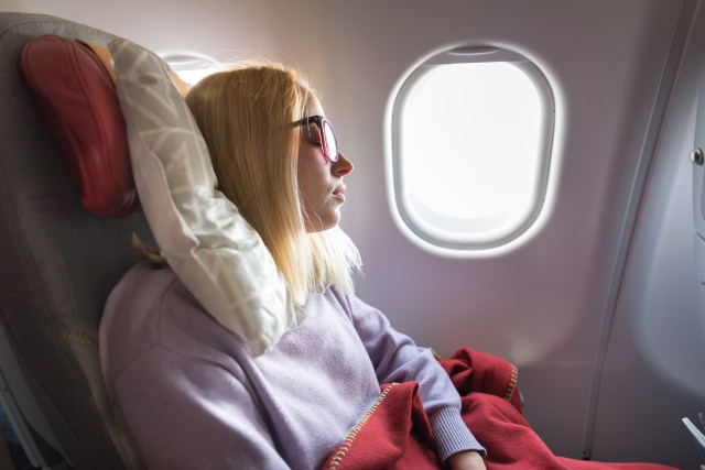 Tidur di Pesawat (Foto: Shutter Stock)