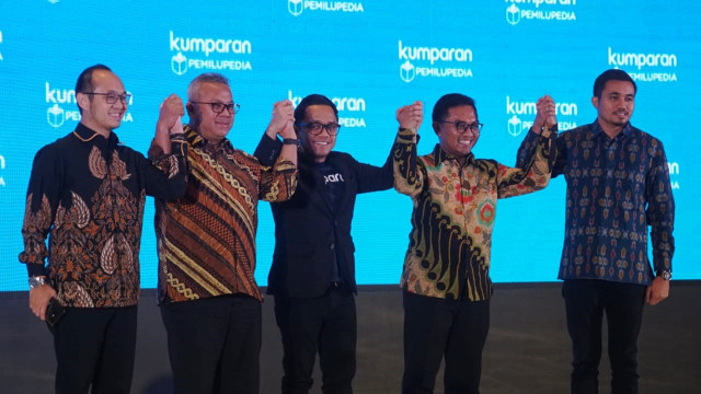 Direktur Utama kumparan Hugo Diba (tengah) bersama Ketua KPU dan ketua lembaga survei di peluncuran kumparan Pemilupediadi di Hotel The Westin, Jakarta Selatan, Senin (17/12/2018). (Foto: Iqbal Firdaus/kumparan)