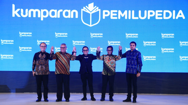 Direktur Utama kumparan Hugo Diba (tengah) berjabat tangan dengan ketua KPU dan lembaga Survei di peluncuran kumparan Pemilupediadi di Hotel The Westin, Jakarta Selatan, Senin (17/12/2018). (Foto: Aditia Noviansyah/kumparan)