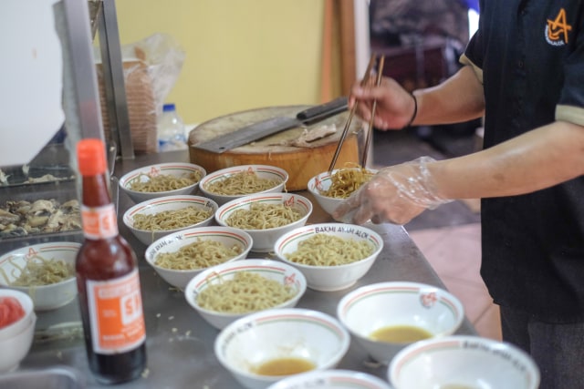 Ini Dia Si Bakmi Ayam Legendaris Di Jakarta Bakmi Alok