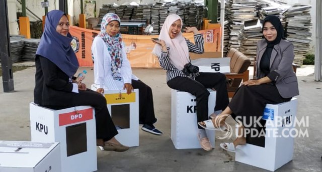 Duduk Cantik di Atas Kotak Suara 'Kardus', Gaya Staf KPU Kota Sukabumi Tangkal Hoax